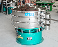 旋振篩多采用立式振動(dòng)電機(jī)作為激振來(lái)源，利用偏心塊的夾角的不同實(shí)現(xiàn)物料在篩網(wǎng)上運(yùn)動(dòng)的軌跡調(diào)整。