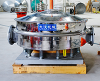 直排篩可分為單雙振動(dòng)源兩種，但其電機(jī)是懸掛在振動(dòng)篩框的外側(cè)，振動(dòng)理相對(duì)比較大。