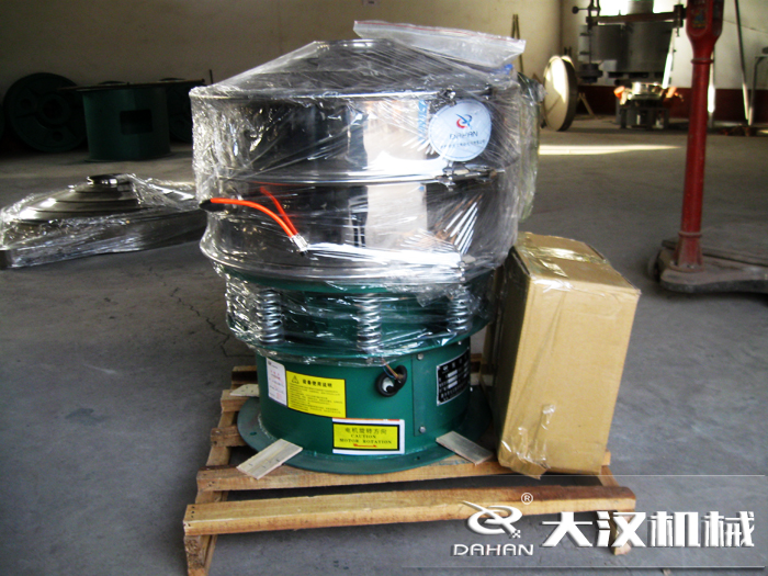 三氯蔗糖粉超聲波振動(dòng)篩采用不銹鋼+碳鋼材質(zhì)的產(chǎn)品能夠更好的節(jié)省成本，同時(shí)能夠達(dá)到想要的篩分效果。
