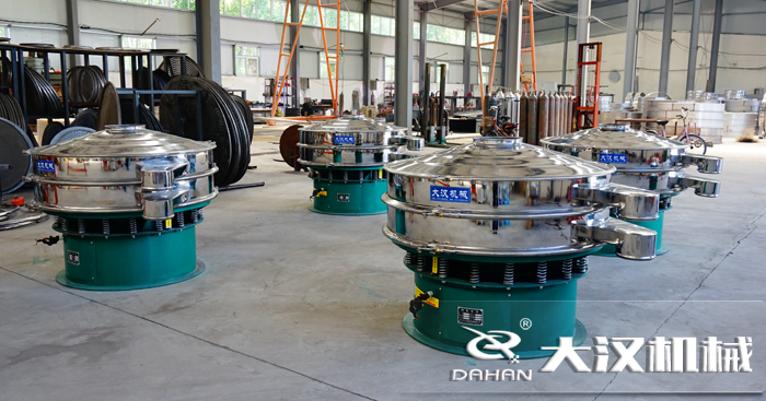 磨料振動(dòng)篩的工作原理：是由直立電機(jī)作為激振源，用來幫助物料進(jìn)行運(yùn)動(dòng)并且實(shí)現(xiàn)，理想的分級(jí)除雜效果。