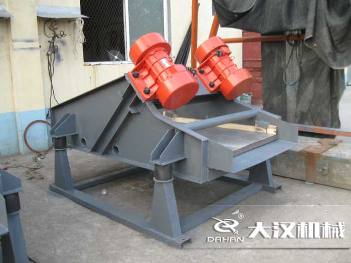 礦用振動篩采用優(yōu)質(zhì)的錳鋼材質(zhì)，主要特點就耐磨性強，對于礦用振動篩來說其，耐磨性是非常重要的。