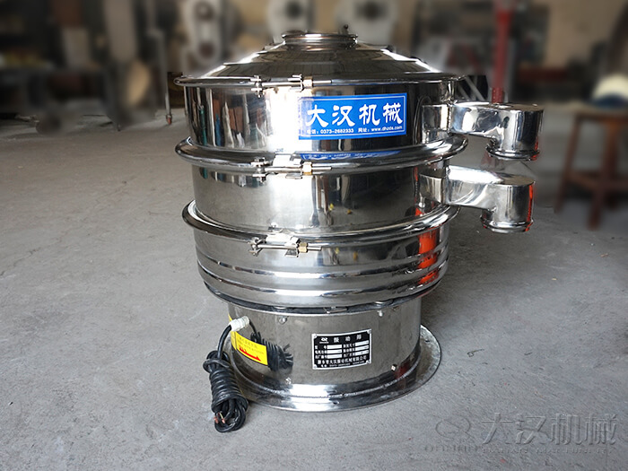 醫(yī)藥振動(dòng)篩主要采用的是304不銹鋼振動(dòng)篩，優(yōu)勢(shì)：設(shè)備干凈衛(wèi)生，不易生銹，使用壽命長(zhǎng)久，經(jīng)久耐用。